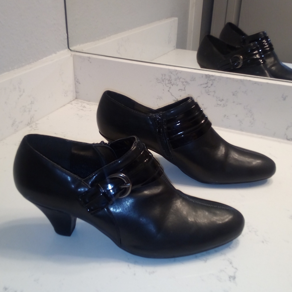 Women's Black dress heels 8 1/2 WW